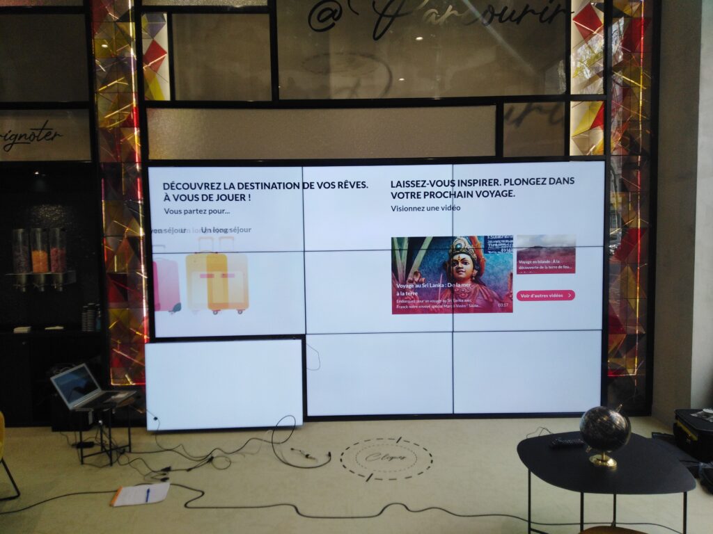 Mur d’écrans professionnels installés dans un showroom pour diffusion de contenus interactifs et vidéos promotionnelles.
