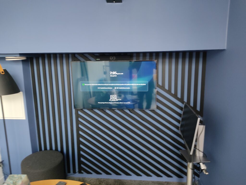 Écran mural configuré pour Google TV dans une salle d’attente moderne.