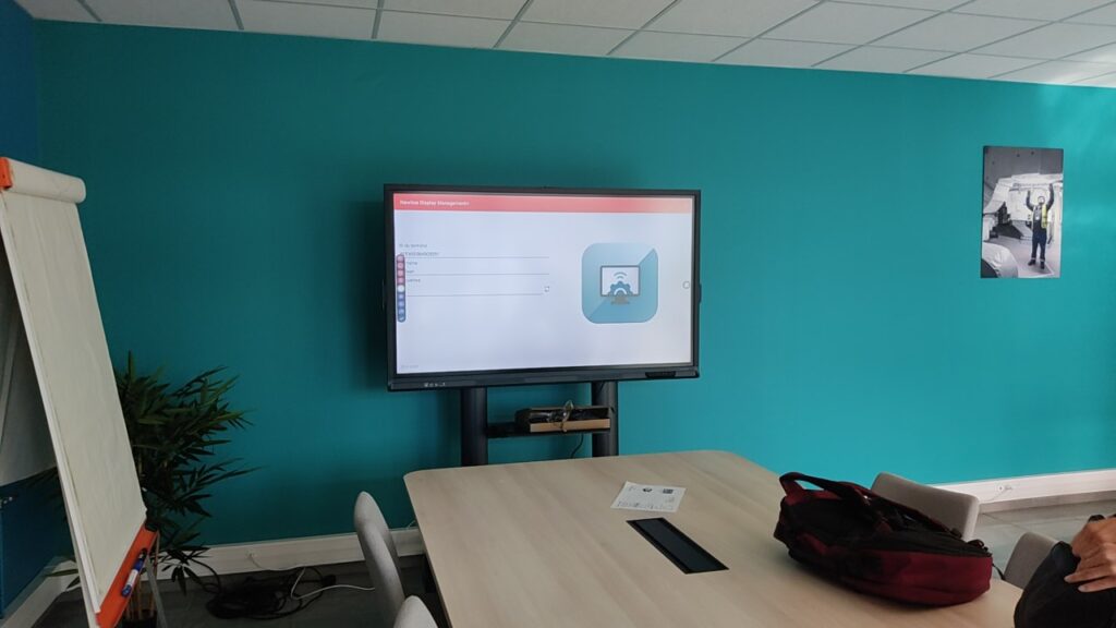Installation d’un écran professionnel avec interface Wireless Display Management pour partage d’écran sans fil.
