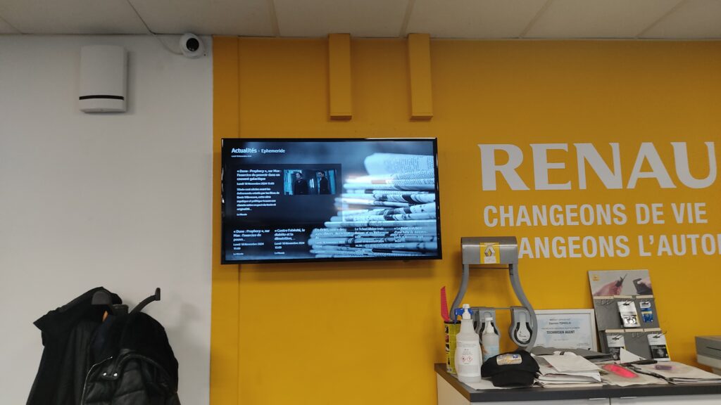 Écran mural diffusant des actualités dans un espace d’accueil Renault.
