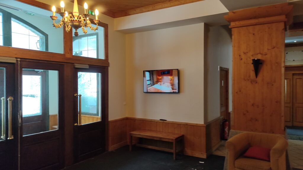 Écran mural diffusant une image promotionnelle dans un hall d’hôtel