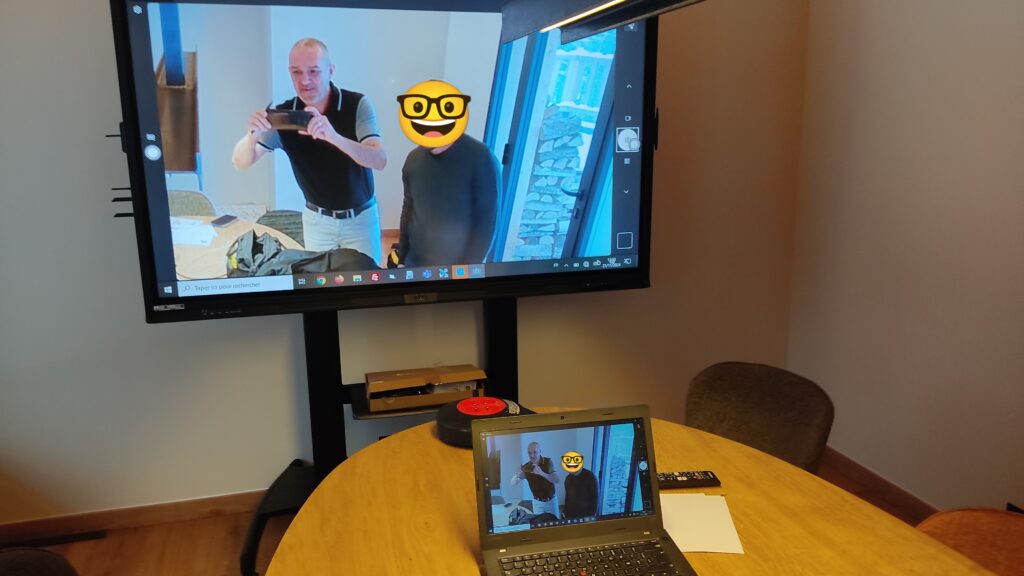 Installation d’un écran professionnel sur support mobile avec mise en miroir depuis un ordinateur portable.