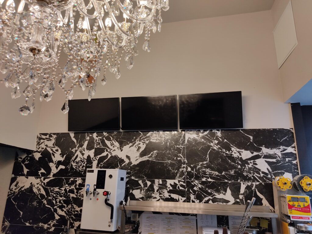 Trois écrans pour diffusion menus dans fast food